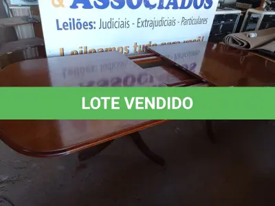 LOTE 052 - 01 MESA DE JANTAR EXTENSORA EM MADEIRA. (DINING TABLE) (NO ESTADO) AV9484V