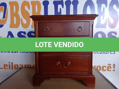 LOTE 125 - 01 MESA DE CABECEIRA EM MADEIRA. (NIGHTSTAND) (NO ESTADO) AV9910N