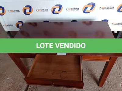 LOTE 018 - 01 MESA EM MADEIRA COM 01 GAVETA. (NO ESTADO) (DESK)AU2105N