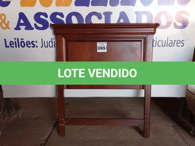 LOTE 065 - 01 CABECEIRA EM MADEIRA. (HEADBOARD TWIN) (NO ESTADO) AV9569K