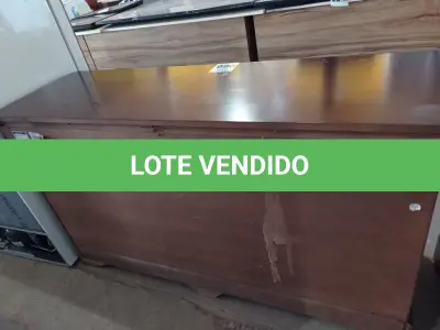LOTE 060 - 01 CÔMODA EM MADEIRA COM 08 GAVETAS. (DRESSER) (NO ESTADO) AV9533P