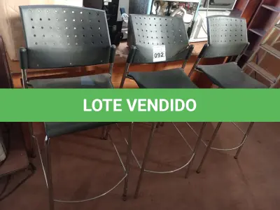 LOTE 092 - 03 BANQUETAS ALTAS COM ASSENTO E ENCOSTO DE PLÁSTICO E BASE CROMADA. (NO ESTADO) ATENÇÃO! FAZER A VISITAÇÃO ANTES DE ARREMATAR, NÃO SABEMOS SE FUNCIONA. LEILÃO NÃO TEM GARANTIA E NEM DEVOLUÇÃO, SUJEITO A POSSÍVEIS AVARIAS VISÍVEIS/OCULTAS E/OU AUSÊNCIA DE COMPONENTES.