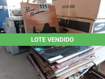 LOTE 171 - 01 LOTE COM VÁRIOS DISCOS DE VINIL. (NO ESTADO) ATENÇÃO! FAZER A VISITAÇÃO ANTES DE ARREMATAR, NÃO SABEMOS SE FUNCIONA. LEILÃO NÃO TEM GARANTIA E NEM DEVOLUÇÃO, SUJEITO A POSSÍVEIS AVARIAS VISÍVEIS/OCULTAS E/OU AUSÊNCIA DE COMPONENTES.