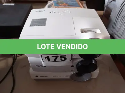 LOTE 175 - 03 PROJETORES MULTIMIDIA MARCAS VIVITEK MODELOS DIVERSOS. (NO ESTADO) ATENÇÃO! FAZER A VISITAÇÃO ANTES DE ARREMATAR, NÃO SABEMOS SE FUNCIONA. LEILÃO NÃO TEM GARANTIA E NEM DEVOLUÇÃO, SUJEITO A POSSÍVEIS AVARIAS VISÍVEIS/OCULTAS E/OU AUSÊNCIA DE COMPONENTES.