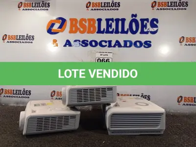 LOTE 066 - 03 PROJETORES MULTIMIDIA MARCAS E MODELOS DIVERSOS. (NO ESTADO) ATENÇÃO! FAZER A VISITAÇÃO ANTES DE ARREMATAR, NÃO SABEMOS SE FUNCIONA. LEILÃO NÃO TEM GARANTIA E NEM DEVOLUÇÃO, SUJEITO A POSSÍVEIS AVARIAS VISÍVEIS/OCULTAS E/OU AUSÊNCIA DE COMPONENTES.