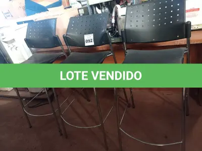 LOTE 092 - 03 BANQUETAS ALTAS COM ASSENTO E ENCOSTO DE PLÁSTICO E BASE CROMADA. (NO ESTADO) ATENÇÃO! FAZER A VISITAÇÃO ANTES DE ARREMATAR, NÃO SABEMOS SE FUNCIONA. LEILÃO NÃO TEM GARANTIA E NEM DEVOLUÇÃO, SUJEITO A POSSÍVEIS AVARIAS VISÍVEIS/OCULTAS E/OU AUSÊNCIA DE COMPONENTES.