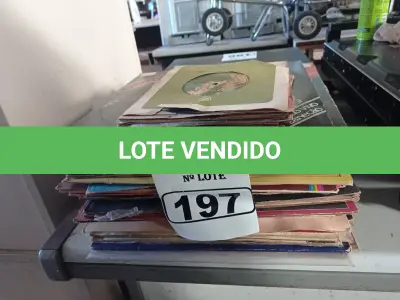 LOTE 197 - 01 LOTE COM VÁRIOS DISCOS DE VINIL. (NO ESTADO) ATENÇÃO! FAZER A VISITAÇÃO ANTES DE ARREMATAR, NÃO SABEMOS SE FUNCIONA. LEILÃO NÃO TEM GARANTIA E NEM DEVOLUÇÃO, SUJEITO A POSSÍVEIS AVARIAS VISÍVEIS/OCULTAS E/OU AUSÊNCIA DE COMPONENTES.