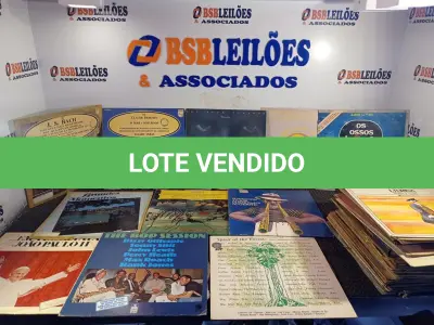 LOTE 058 - 01 LOTE COM VÁRIOS DISCOS DE VINIL. (NO ESTADO) ATENÇÃO! FAZER A VISITAÇÃO ANTES DE ARREMATAR, NÃO SABEMOS SE FUNCIONA. LEILÃO NÃO TEM GARANTIA E NEM DEVOLUÇÃO, SUJEITO A POSSÍVEIS AVARIAS VISÍVEIS/OCULTAS E/OU AUSÊNCIA DE COMPONENTES.