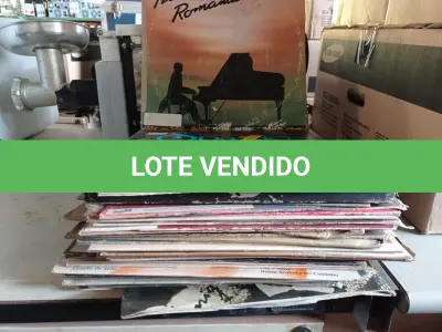 LOTE 171 - 01 LOTE COM VÁRIOS DISCOS DE VINIL. (NO ESTADO) ATENÇÃO! FAZER A VISITAÇÃO ANTES DE ARREMATAR, NÃO SABEMOS SE FUNCIONA. LEILÃO NÃO TEM GARANTIA E NEM DEVOLUÇÃO, SUJEITO A POSSÍVEIS AVARIAS VISÍVEIS/OCULTAS E/OU AUSÊNCIA DE COMPONENTES.