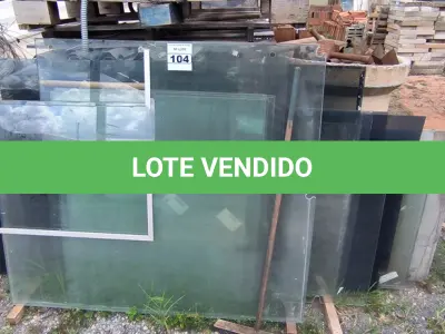 LOTE 104 - 01 LOTE COM VIDROS TAMANHOS DIVERSOS (NO ESTADO)