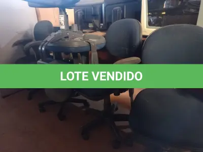 LOTE 116 - 05 CADEIRAS DE ESCRITÓRIO COM BASES GIRATÓRIA. (NO ESTADO) ATENÇÃO! FAZER A VISITAÇÃO ANTES DE ARREMATAR, NÃO SABEMOS SE FUNCIONA. LEILÃO NÃO TEM GARANTIA E NEM DEVOLUÇÃO, SUJEITO A POSSÍVEIS AVARIAS VISÍVEIS/OCULTAS E/OU AUSÊNCIA DE COMPONENTES.