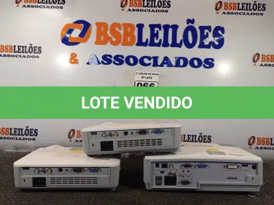 LOTE 066 - 03 PROJETORES MULTIMIDIA MARCAS E MODELOS DIVERSOS. (NO ESTADO) ATENÇÃO! FAZER A VISITAÇÃO ANTES DE ARREMATAR, NÃO SABEMOS SE FUNCIONA. LEILÃO NÃO TEM GARANTIA E NEM DEVOLUÇÃO, SUJEITO A POSSÍVEIS AVARIAS VISÍVEIS/OCULTAS E/OU AUSÊNCIA DE COMPONENTES.