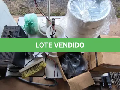 LOTE 035 - 01 LOTE COM MESA EM MADEIRA, VENTILADORES DE TETO, ESTABILIZADOR E LUMINÁRIAS (NO ESTADO)