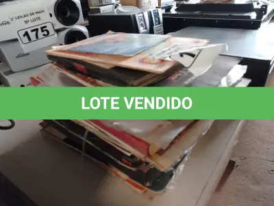 LOTE 176 - 01 LOTE COM VÁRIOS DISCOS DE VINIL. (NO ESTADO) ATENÇÃO! FAZER A VISITAÇÃO ANTES DE ARREMATAR, NÃO SABEMOS SE FUNCIONA. LEILÃO NÃO TEM GARANTIA E NEM DEVOLUÇÃO, SUJEITO A POSSÍVEIS AVARIAS VISÍVEIS/OCULTAS E/OU AUSÊNCIA DE COMPONENTES.