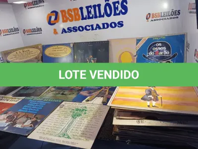 LOTE 058 - 01 LOTE COM VÁRIOS DISCOS DE VINIL. (NO ESTADO) ATENÇÃO! FAZER A VISITAÇÃO ANTES DE ARREMATAR, NÃO SABEMOS SE FUNCIONA. LEILÃO NÃO TEM GARANTIA E NEM DEVOLUÇÃO, SUJEITO A POSSÍVEIS AVARIAS VISÍVEIS/OCULTAS E/OU AUSÊNCIA DE COMPONENTES.
