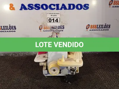 LOTE 014 - 01 MÁQUINA DE COSTURA COM MOTOR. (NO ESTADO) ATENÇÃO! FAZER A VISITAÇÃO ANTES DE ARREMATAR, NÃO SABEMOS SE FUNCIONA. LEILÃO NÃO TEM GARANTIA E NEM DEVOLUÇÃO, SUJEITO A POSSÍVEIS AVARIAS VISÍVEIS/OCULTAS E/OU AUSÊNCIA DE COMPONENTES.