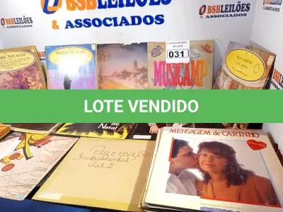 LOTE 031 - 01 LOTE COM VÁRIOS DISCOS DE VINIL. (NO ESTADO) ATENÇÃO! FAZER A VISITAÇÃO ANTES DE ARREMATAR, NÃO SABEMOS SE FUNCIONA. LEILÃO NÃO TEM GARANTIA E NEM DEVOLUÇÃO, SUJEITO A POSSÍVEIS AVARIAS VISÍVEIS/OCULTAS E/OU AUSÊNCIA DE COMPONENTES.