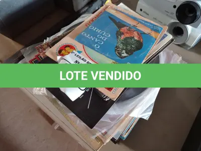 LOTE 176 - 01 LOTE COM VÁRIOS DISCOS DE VINIL. (NO ESTADO) ATENÇÃO! FAZER A VISITAÇÃO ANTES DE ARREMATAR, NÃO SABEMOS SE FUNCIONA. LEILÃO NÃO TEM GARANTIA E NEM DEVOLUÇÃO, SUJEITO A POSSÍVEIS AVARIAS VISÍVEIS/OCULTAS E/OU AUSÊNCIA DE COMPONENTES.