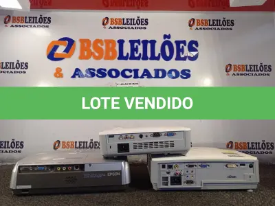 LOTE 027 - 03 PROJETORES MULTIMIDIA MARCAS E MODELOS DIVERSOS. (NO ESTADO) ATENÇÃO! FAZER A VISITAÇÃO ANTES DE ARREMATAR, NÃO SABEMOS SE FUNCIONA. LEILÃO NÃO TEM GARANTIA E NEM DEVOLUÇÃO, SUJEITO A POSSÍVEIS AVARIAS VISÍVEIS/OCULTAS E/OU AUSÊNCIA DE COMPONENTES.