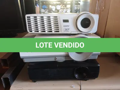 LOTE 127 - 03 PROJETORES MULTIMIDIA MARCAS E MODELOS DIVERSOS. (NO ESTADO) ATENÇÃO! FAZER A VISITAÇÃO ANTES DE ARREMATAR, NÃO SABEMOS SE FUNCIONA. LEILÃO NÃO TEM GARANTIA E NEM DEVOLUÇÃO, SUJEITO A POSSÍVEIS AVARIAS VISÍVEIS/OCULTAS E/OU AUSÊNCIA DE COMPONENTES.
