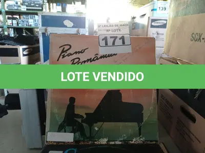 LOTE 171 - 01 LOTE COM VÁRIOS DISCOS DE VINIL. (NO ESTADO) ATENÇÃO! FAZER A VISITAÇÃO ANTES DE ARREMATAR, NÃO SABEMOS SE FUNCIONA. LEILÃO NÃO TEM GARANTIA E NEM DEVOLUÇÃO, SUJEITO A POSSÍVEIS AVARIAS VISÍVEIS/OCULTAS E/OU AUSÊNCIA DE COMPONENTES.