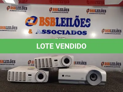 LOTE 066 - 03 PROJETORES MULTIMIDIA MARCAS E MODELOS DIVERSOS. (NO ESTADO) ATENÇÃO! FAZER A VISITAÇÃO ANTES DE ARREMATAR, NÃO SABEMOS SE FUNCIONA. LEILÃO NÃO TEM GARANTIA E NEM DEVOLUÇÃO, SUJEITO A POSSÍVEIS AVARIAS VISÍVEIS/OCULTAS E/OU AUSÊNCIA DE COMPONENTES.