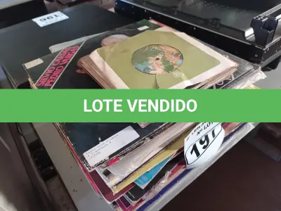 LOTE 197 - 01 LOTE COM VÁRIOS DISCOS DE VINIL. (NO ESTADO) ATENÇÃO! FAZER A VISITAÇÃO ANTES DE ARREMATAR, NÃO SABEMOS SE FUNCIONA. LEILÃO NÃO TEM GARANTIA E NEM DEVOLUÇÃO, SUJEITO A POSSÍVEIS AVARIAS VISÍVEIS/OCULTAS E/OU AUSÊNCIA DE COMPONENTES.