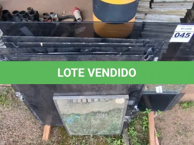 LOTE 045 - 01 LOTE COM PLACAS DE VIDROS (NO ESTADO)