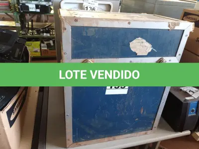 LOTE 135 - 01 CASE EM MADEIRA COM BORDAS DE ALUMÍNIO, INTERIOR ACOLCHOADO E ALÇAS PARA TRANSPORTE. (NO ESTADO) ATENÇÃO! FAZER A VISITAÇÃO ANTES DE ARREMATAR, NÃO SABEMOS SE FUNCIONA. LEILÃO NÃO TEM GARANTIA E NEM DEVOLUÇÃO, SUJEITO A POSSÍVEIS AVARIAS VISÍVEIS/OCULTAS E/OU AUSÊNCIA DE COMPONENTES.