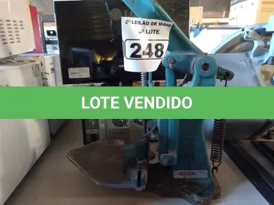 LOTE 248 - 01 ANTIGA MAQUINA GRÁFICA “MÁQUINA PARA CANTEAR”. (NO ESTADO) ATENÇÃO! FAZER A VISITAÇÃO ANTES DE ARREMATAR, NÃO SABEMOS SE FUNCIONA. LEILÃO NÃO TEM GARANTIA E NEM DEVOLUÇÃO, SUJEITO A POSSÍVEIS AVARIAS VISÍVEIS/OCULTAS E/OU AUSÊNCIA DE COMPONENTES.
