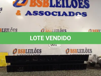 LOTE 001 - 01 PLAYSTATION PS4 COM 03 CONTROLES MARCA SONY. (NO ESTADO) ATENÇÃO! FAZER A VISITAÇÃO ANTES DE ARREMATAR, NÃO SABEMOS SE FUNCIONA. LEILÃO NÃO TEM GARANTIA E NEM DEVOLUÇÃO, SUJEITO A POSSÍVEIS AVARIAS VISÍVEIS/OCULTAS E/OU AUSÊNCIA DE COMPONENTES.