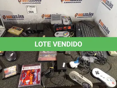 LOTE 004 - 01 LOTE COM CONTROLES DE VÍDEO GAME, CONTROLES DE TV, MEMORY CARD DE JOGOS E DIVERSOS ELETRÔNICOS. (NO ESTADO) ATENÇÃO! FAZER A VISITAÇÃO ANTES DE ARREMATAR, NÃO SABEMOS SE FUNCIONA. LEILÃO NÃO TEM GARANTIA E NEM DEVOLUÇÃO, SUJEITO A POSSÍVEIS AVARIAS VISÍVEIS/OCULTAS E/OU AUSÊNCIA DE COMPONENTES.