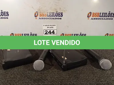 LOTE 244 - 02 BASES E 02 MICROFONES SEM FIO MARCAS SHURE. (NO ESTADO) ATENÇÃO! FAZER A VISITAÇÃO ANTES DE ARREMATAR, NÃO SABEMOS SE FUNCIONA. LEILÃO NÃO TEM GARANTIA E NEM DEVOLUÇÃO, SUJEITO A POSSÍVEIS AVARIAS VISÍVEIS/OCULTAS E/OU AUSÊNCIA DE COMPONENTES.