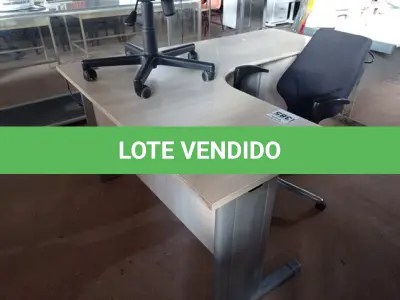 LOTE 385 - 01 MESA DE ESCRITÓRIO DE CANTO E 02 CADEIRAS DE ESCRITÓRIO COM BASES GIRATÓRIAS. (NO ESTADO) ATENÇÃO! FAZER A VISITAÇÃO ANTES DE ARREMATAR, NÃO SABEMOS SE FUNCIONA. LEILÃO NÃO TEM GARANTIA E NEM DEVOLUÇÃO, SUJEITO A POSSÍVEIS AVARIAS VISÍVEIS/OCULTAS E/OU AUSÊNCIA DE COMPONENTES.