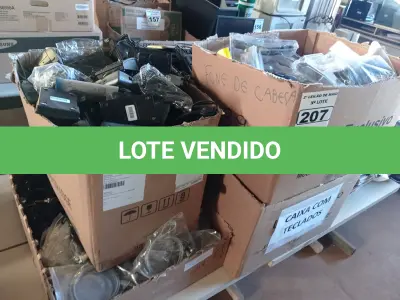 LOTE 207 - 01 LOTE COM CABOS DE AÇO, APARELHOS HEADSET, TECLADOS PARA PC E PERIFÉRICOS DIVERSOS. (NO ESTADO) ATENÇÃO! FAZER A VISITAÇÃO ANTES DE ARREMATAR, NÃO SABEMOS SE FUNCIONA. LEILÃO NÃO TEM GARANTIA E NEM DEVOLUÇÃO, SUJEITO A POSSÍVEIS AVARIAS VISÍVEIS/OCULTAS E/OU AUSÊNCIA DE COMPONENTES.