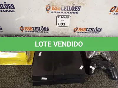 LOTE 001 - 01 PLAYSTATION PS4 COM 03 CONTROLES MARCA SONY. (NO ESTADO) ATENÇÃO! FAZER A VISITAÇÃO ANTES DE ARREMATAR, NÃO SABEMOS SE FUNCIONA. LEILÃO NÃO TEM GARANTIA E NEM DEVOLUÇÃO, SUJEITO A POSSÍVEIS AVARIAS VISÍVEIS/OCULTAS E/OU AUSÊNCIA DE COMPONENTES.