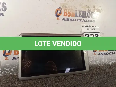 LOTE 228 - 01 TABLET MARCA KYROS. (NO ESTADO) ATENÇÃO! FAZER A VISITAÇÃO ANTES DE ARREMATAR, NÃO SABEMOS SE FUNCIONA. LEILÃO NÃO TEM GARANTIA E NEM DEVOLUÇÃO, SUJEITO A POSSÍVEIS AVARIAS VISÍVEIS/OCULTAS E/OU AUSÊNCIA DE COMPONENTES.