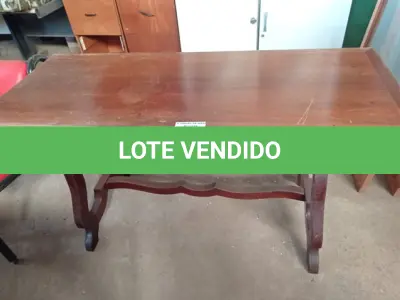 LOTE 318 - 01 MESA EM MADEIRA. (NO ESTADO) ATENÇÃO! FAZER A VISITAÇÃO ANTES DE ARREMATAR, NÃO SABEMOS SE FUNCIONA. LEILÃO NÃO TEM GARANTIA E NEM DEVOLUÇÃO, SUJEITO A POSSÍVEIS AVARIAS VISÍVEIS/OCULTAS E/OU AUSÊNCIA DE COMPONENTES.