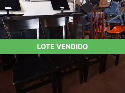 LOTE 304 - 04 CADEIRAS EM MADEIRA. (NO ESTADO) ATENÇÃO! FAZER A VISITAÇÃO ANTES DE ARREMATAR, NÃO SABEMOS SE FUNCIONA. LEILÃO NÃO TEM GARANTIA E NEM DEVOLUÇÃO, SUJEITO A POSSÍVEIS AVARIAS VISÍVEIS/OCULTAS E/OU AUSÊNCIA DE COMPONENTES.