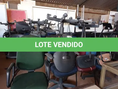 LOTE 303 - 06 CADEIRAS DE ESCRITÓRIO SENDO 03 COM BASE GIRATÓRIA. (NO ESTADO) ATENÇÃO! FAZER A VISITAÇÃO ANTES DE ARREMATAR, NÃO SABEMOS SE FUNCIONA. LEILÃO NÃO TEM GARANTIA E NEM DEVOLUÇÃO, SUJEITO A POSSÍVEIS AVARIAS VISÍVEIS/OCULTAS E/OU AUSÊNCIA DE COMPONENTES.