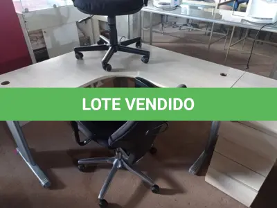 LOTE 385 - 01 MESA DE ESCRITÓRIO DE CANTO E 02 CADEIRAS DE ESCRITÓRIO COM BASES GIRATÓRIAS. (NO ESTADO) ATENÇÃO! FAZER A VISITAÇÃO ANTES DE ARREMATAR, NÃO SABEMOS SE FUNCIONA. LEILÃO NÃO TEM GARANTIA E NEM DEVOLUÇÃO, SUJEITO A POSSÍVEIS AVARIAS VISÍVEIS/OCULTAS E/OU AUSÊNCIA DE COMPONENTES.