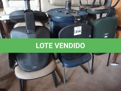 LOTE 314 - 06 CADEIRAS DE ESCRITÓRIO SENDO 02 COM BASE GIRATÓRIA. (NO ESTADO) ATENÇÃO! FAZER A VISITAÇÃO ANTES DE ARREMATAR, NÃO SABEMOS SE FUNCIONA. LEILÃO NÃO TEM GARANTIA E NEM DEVOLUÇÃO, SUJEITO A POSSÍVEIS AVARIAS VISÍVEIS/OCULTAS E/OU AUSÊNCIA DE COMPONENTES.