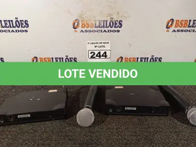 LOTE 244 - 02 BASES E 02 MICROFONES SEM FIO MARCAS SHURE. (NO ESTADO) ATENÇÃO! FAZER A VISITAÇÃO ANTES DE ARREMATAR, NÃO SABEMOS SE FUNCIONA. LEILÃO NÃO TEM GARANTIA E NEM DEVOLUÇÃO, SUJEITO A POSSÍVEIS AVARIAS VISÍVEIS/OCULTAS E/OU AUSÊNCIA DE COMPONENTES.