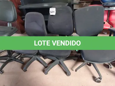 LOTE 321 - 03 CADEIRAS DE ESCRITÓRIO E 01 CADEIRA PARA CAIXA COM BASES GIRATÓRIAS. (NO ESTADO) ATENÇÃO! FAZER A VISITAÇÃO ANTES DE ARREMATAR, NÃO SABEMOS SE FUNCIONA. LEILÃO NÃO TEM GARANTIA E NEM DEVOLUÇÃO, SUJEITO A POSSÍVEIS AVARIAS VISÍVEIS/OCULTAS E/OU AUSÊNCIA DE COMPONENTES.
