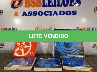 LOTE 025 - 05 CARRETEIS COM FITAS PARA GRAVADOR DE ROLO. (NO ESTADO) ATENÇÃO! FAZER A VISITAÇÃO ANTES DE ARREMATAR, NÃO SABEMOS SE FUNCIONA. LEILÃO NÃO TEM GARANTIA E NEM DEVOLUÇÃO, SUJEITO A POSSÍVEIS AVARIAS VISÍVEIS/OCULTAS E/OU AUSÊNCIA DE COMPONENTES.