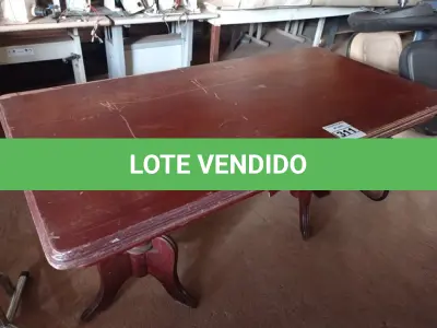 LOTE 311 - 01 MESA EM MADEIRA. (NO ESTADO) ATENÇÃO! FAZER A VISITAÇÃO ANTES DE ARREMATAR, NÃO SABEMOS SE FUNCIONA. LEILÃO NÃO TEM GARANTIA E NEM DEVOLUÇÃO, SUJEITO A POSSÍVEIS AVARIAS VISÍVEIS/OCULTAS E/OU AUSÊNCIA DE COMPONENTES.