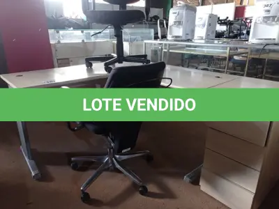 LOTE 385 - 01 MESA DE ESCRITÓRIO DE CANTO E 02 CADEIRAS DE ESCRITÓRIO COM BASES GIRATÓRIAS. (NO ESTADO) ATENÇÃO! FAZER A VISITAÇÃO ANTES DE ARREMATAR, NÃO SABEMOS SE FUNCIONA. LEILÃO NÃO TEM GARANTIA E NEM DEVOLUÇÃO, SUJEITO A POSSÍVEIS AVARIAS VISÍVEIS/OCULTAS E/OU AUSÊNCIA DE COMPONENTES.