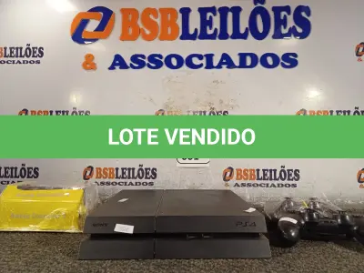 LOTE 001 - 01 PLAYSTATION PS4 COM 03 CONTROLES MARCA SONY. (NO ESTADO) ATENÇÃO! FAZER A VISITAÇÃO ANTES DE ARREMATAR, NÃO SABEMOS SE FUNCIONA. LEILÃO NÃO TEM GARANTIA E NEM DEVOLUÇÃO, SUJEITO A POSSÍVEIS AVARIAS VISÍVEIS/OCULTAS E/OU AUSÊNCIA DE COMPONENTES.