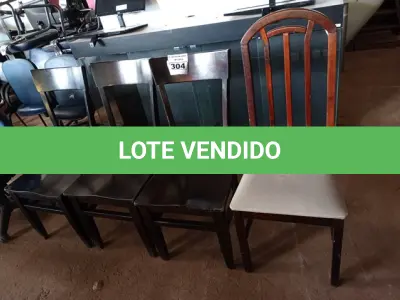 LOTE 304 - 04 CADEIRAS EM MADEIRA. (NO ESTADO) ATENÇÃO! FAZER A VISITAÇÃO ANTES DE ARREMATAR, NÃO SABEMOS SE FUNCIONA. LEILÃO NÃO TEM GARANTIA E NEM DEVOLUÇÃO, SUJEITO A POSSÍVEIS AVARIAS VISÍVEIS/OCULTAS E/OU AUSÊNCIA DE COMPONENTES.