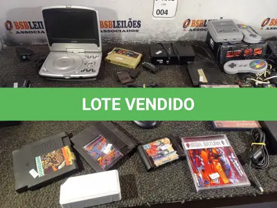LOTE 004 - 01 LOTE COM CONTROLES DE VÍDEO GAME, CONTROLES DE TV, MEMORY CARD DE JOGOS E DIVERSOS ELETRÔNICOS. (NO ESTADO) ATENÇÃO! FAZER A VISITAÇÃO ANTES DE ARREMATAR, NÃO SABEMOS SE FUNCIONA. LEILÃO NÃO TEM GARANTIA E NEM DEVOLUÇÃO, SUJEITO A POSSÍVEIS AVARIAS VISÍVEIS/OCULTAS E/OU AUSÊNCIA DE COMPONENTES.